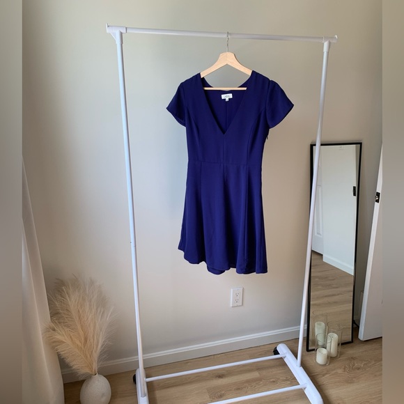 Aritzia - V-neck mini dress - Picture 1 of 3